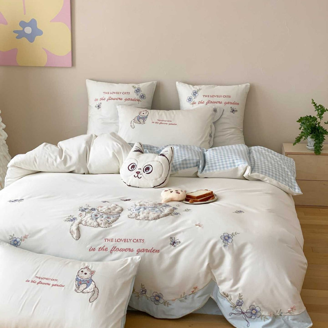 Embroidered bedding set with cat motif, wavy ruffle and reversible function