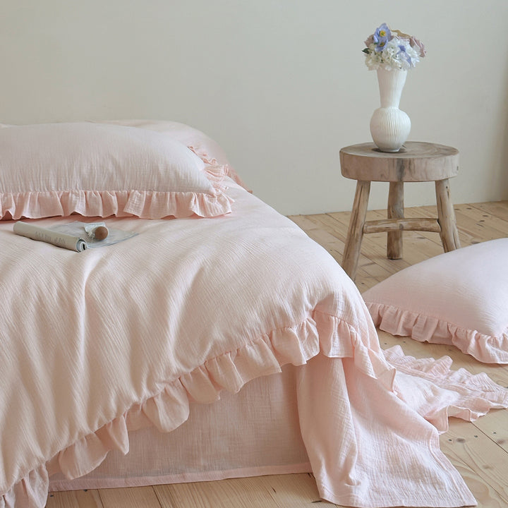 Bedding set with ruffles in lightweight cotton muslin quality