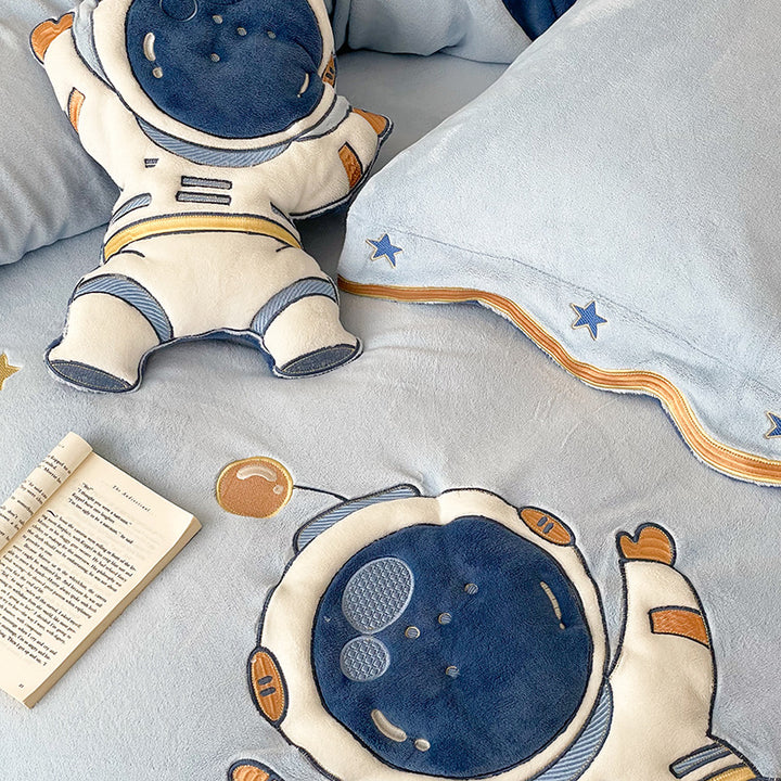 Cozy reversible duvet cover set with astronaut appliqué and velour lining