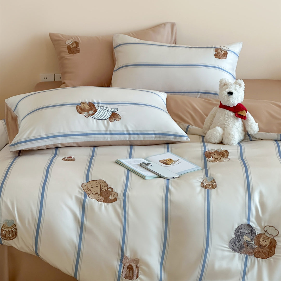 Children's bedding set with satin look, fine stripes and rocking horse appliqués