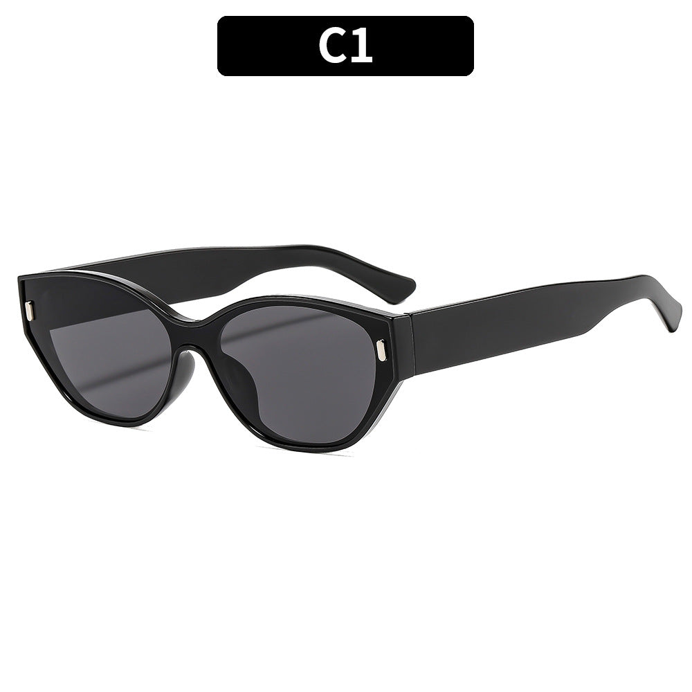 Stylish Cat-Eye Sunglasses with Vintage-Inspired Frame