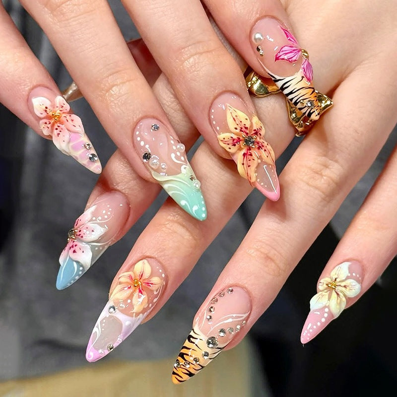 Artistic Nail Tips with Autumn Motifs Stornfield