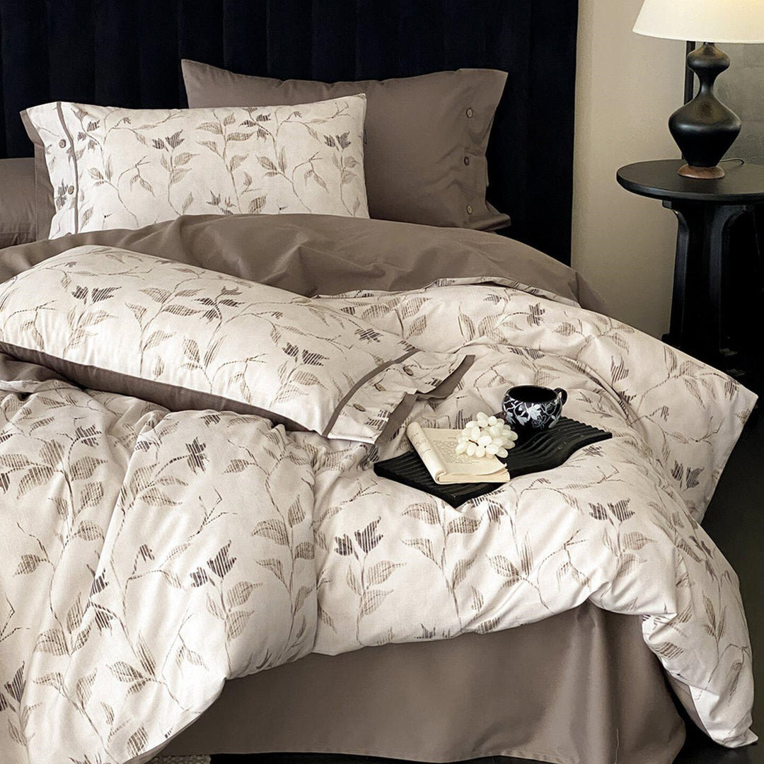 Duvet cover set with fine leaf jacquard, button closure and hotel seam