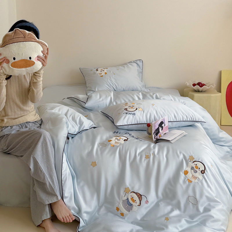 Children's bedding set made of cotton satin with stitched duck appliqués and fitted sheet