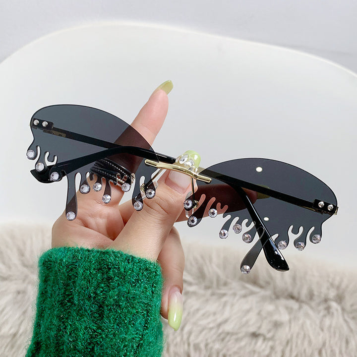 Ladies striking sunglasses in fluid design Stornfield