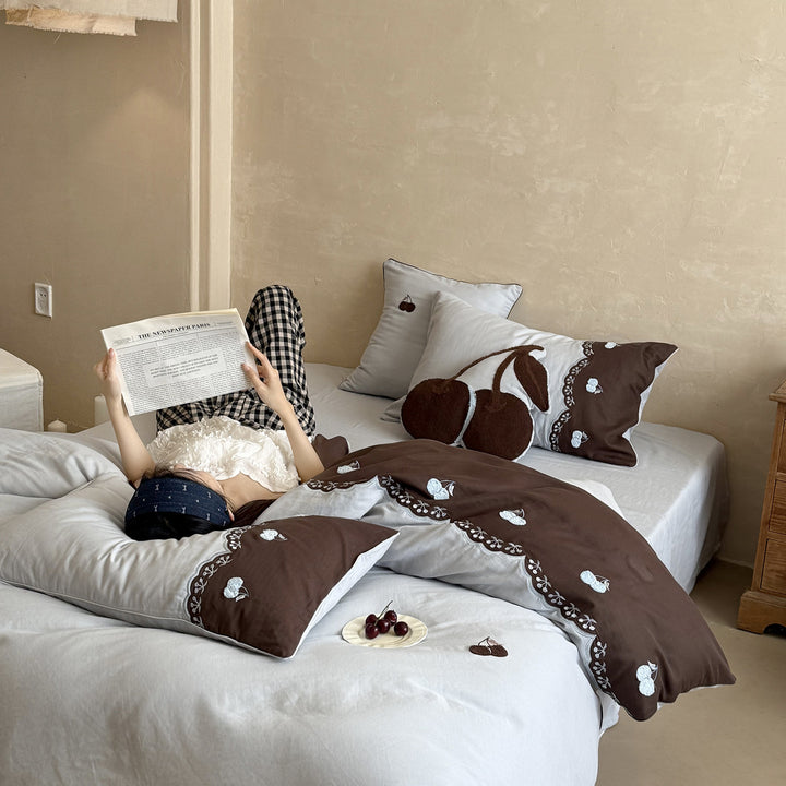 Bedding set made of cotton satin with embroidered cherry motif and decorative frill