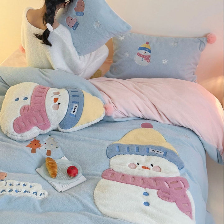 Children's bedding set with quilted cuddly blanket, three-dimensional snowman appliqué and pompon pillow