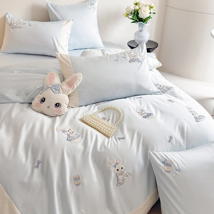 Cuddly bed linen set for children with embroidered bunny motifs and plush pillow