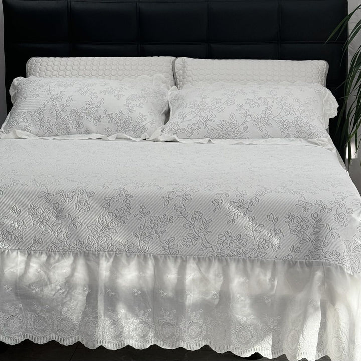 Bedspread with waffle structure and subtle snowflake embroidery