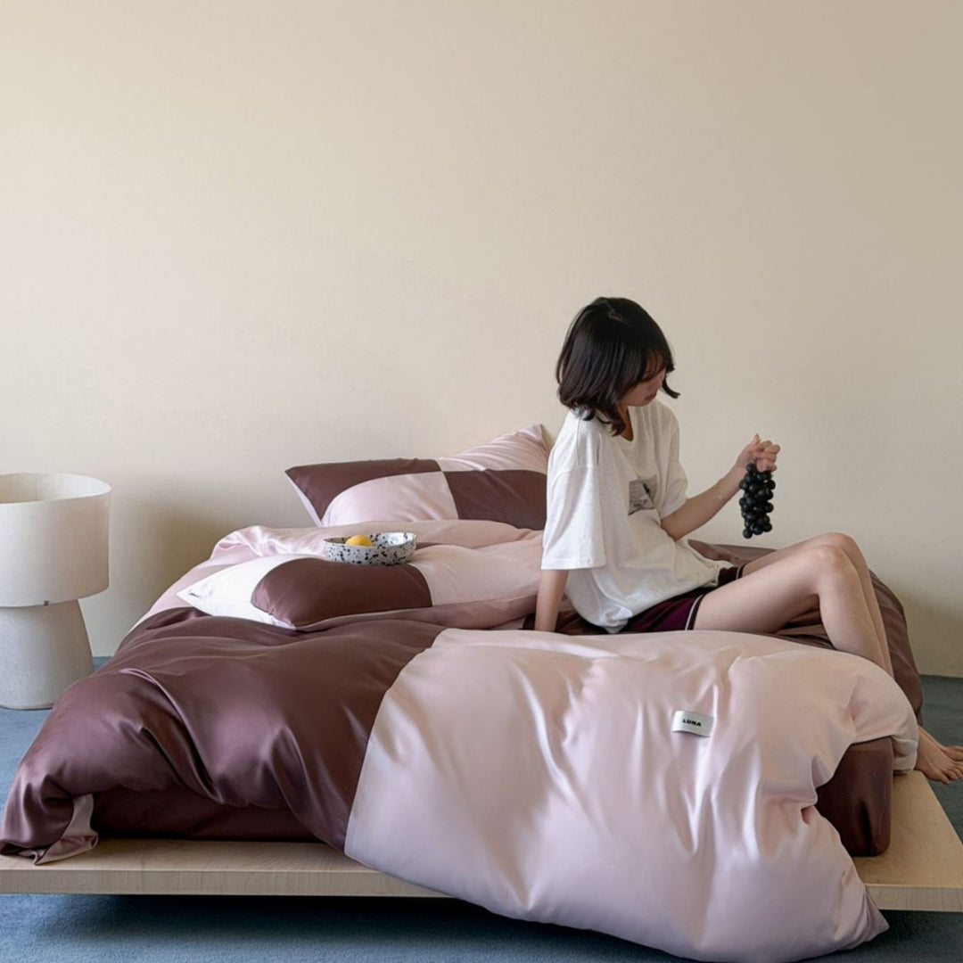 Reversible glossy satin bedding set with contrasting panels and silky touch