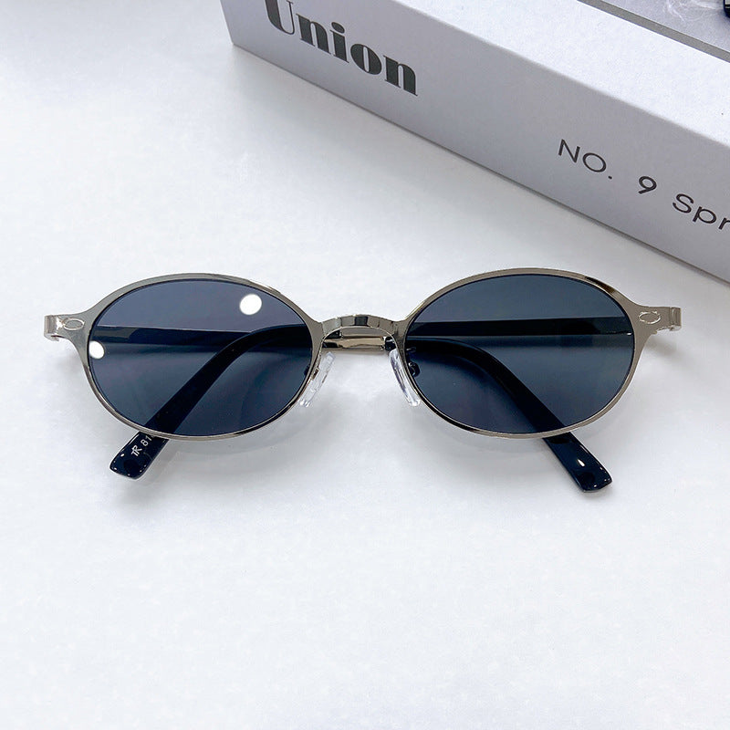 Fashionable Round Sunglasses with Elegant Golden Frame Stornfield