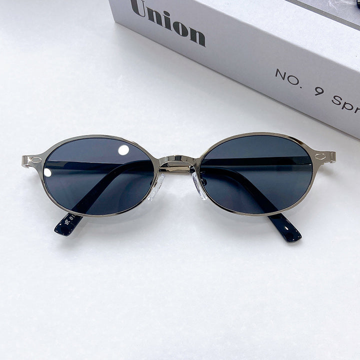Fashionable Round Sunglasses with Elegant Golden Frame Stornfield