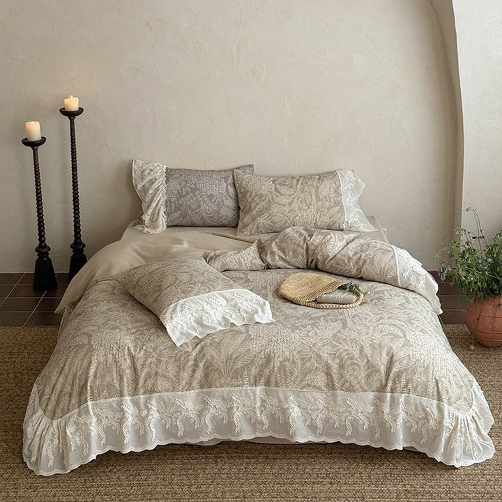 Quilt set in botanical jacquard with embroidered lace ruffle