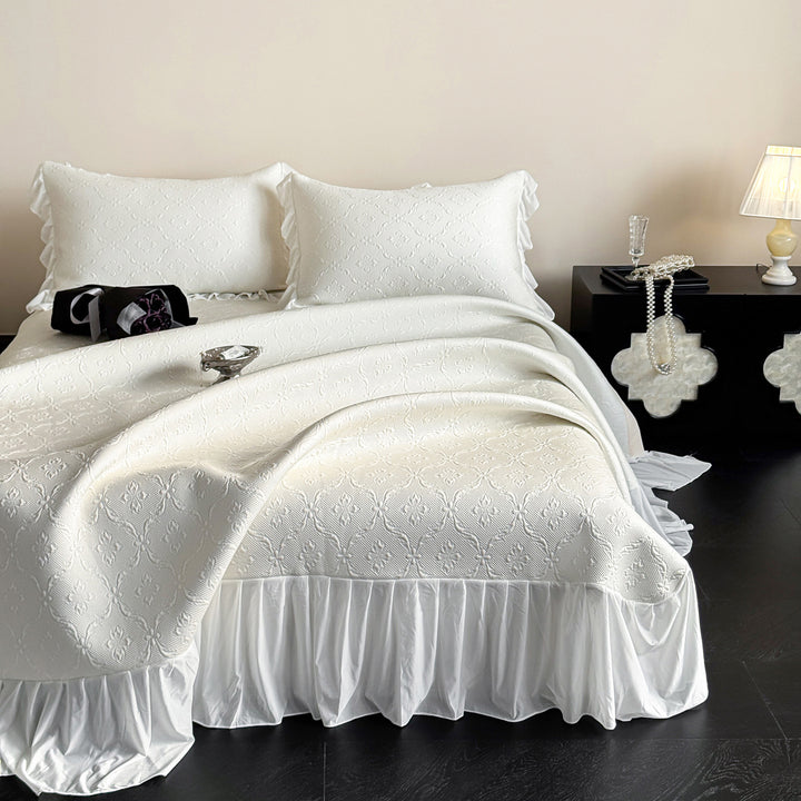 Quilted bedspread set with frill, relief pattern and light summer filling