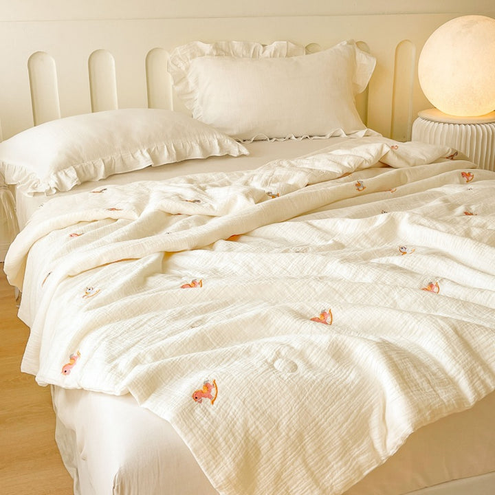 Women lightweight and breathable quilt with delicate floral patterns Stornfield