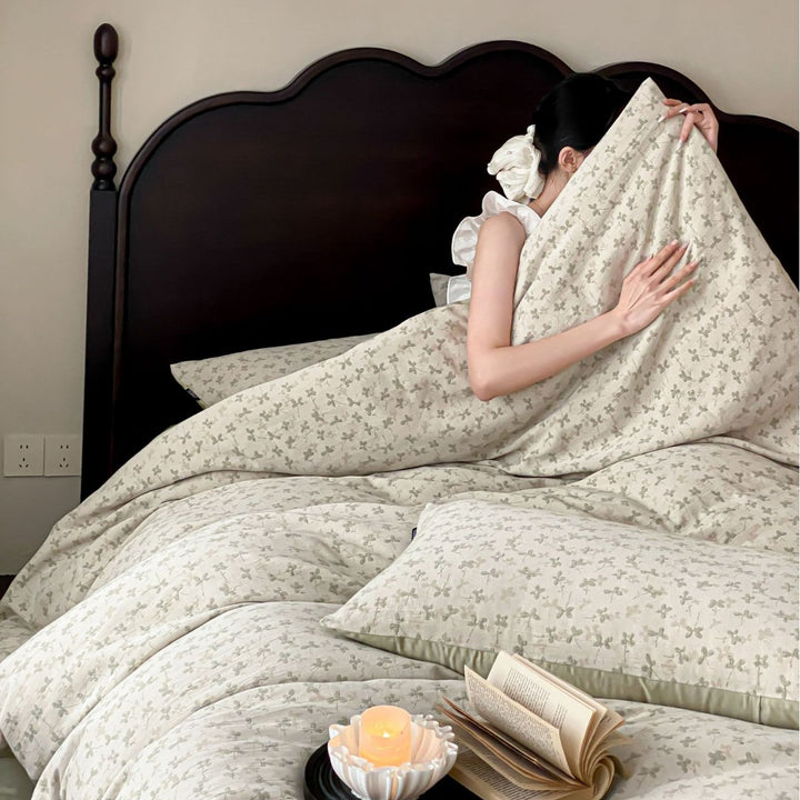 Bedding set made of cotton satin with delicate all-over floral pattern and reversible cover