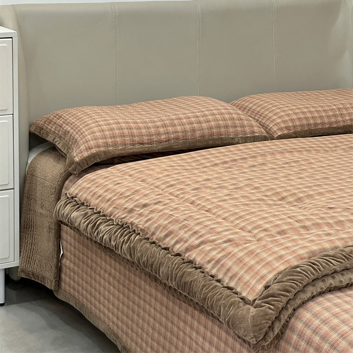 Quilted bedspread and pillow set