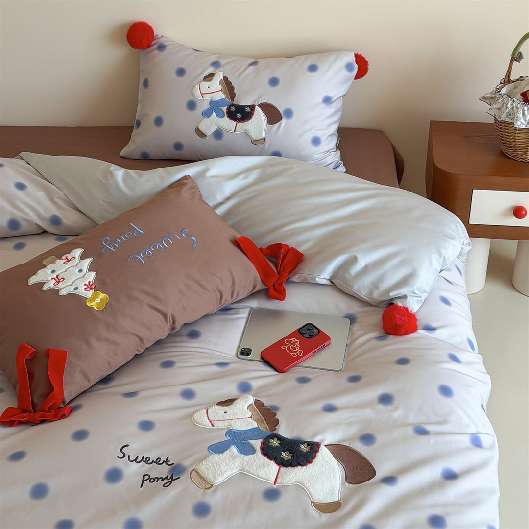Bedding set made of cotton satin with delicate stripes and embroidered cherry motif