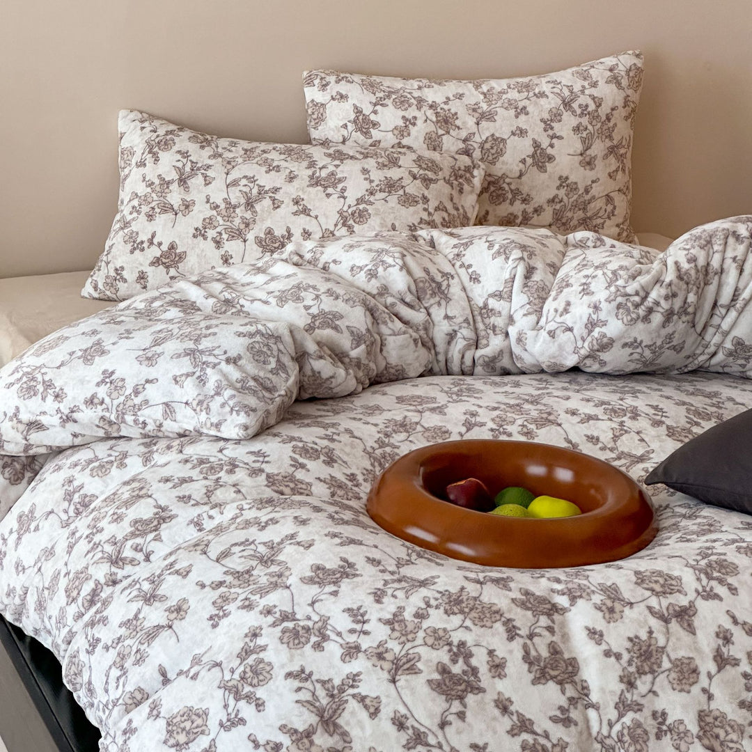 Reversible children's bedding set made of soft microfiber with cute bear and car print