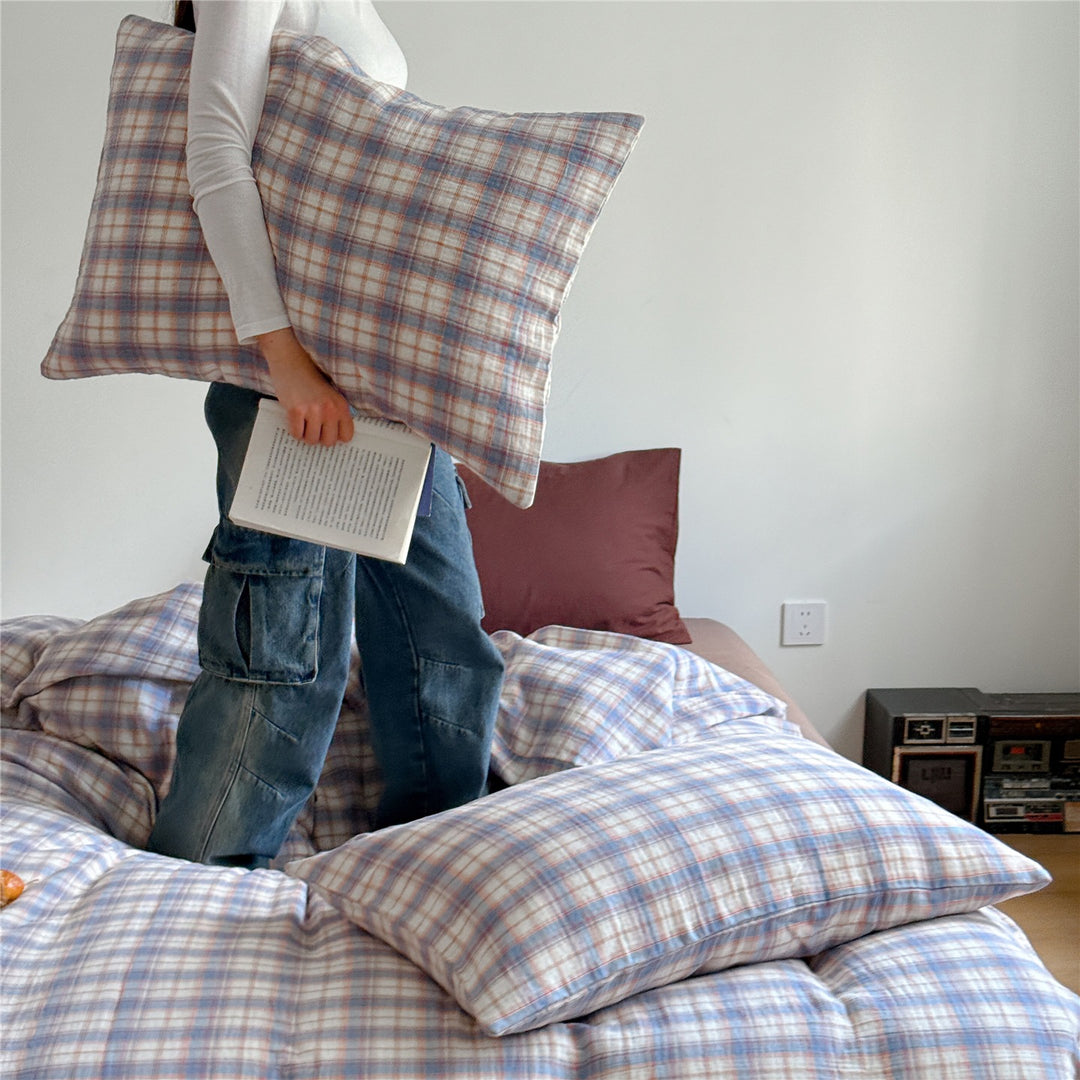 Light checkered pattern bedding set made of cotton muslin with a soft surface