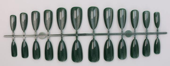Artificial nail set with shimmering designs Stornfield