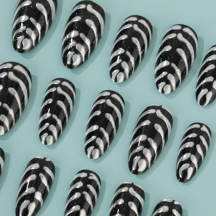 Stylish striped pattern artificial nails Stornfield