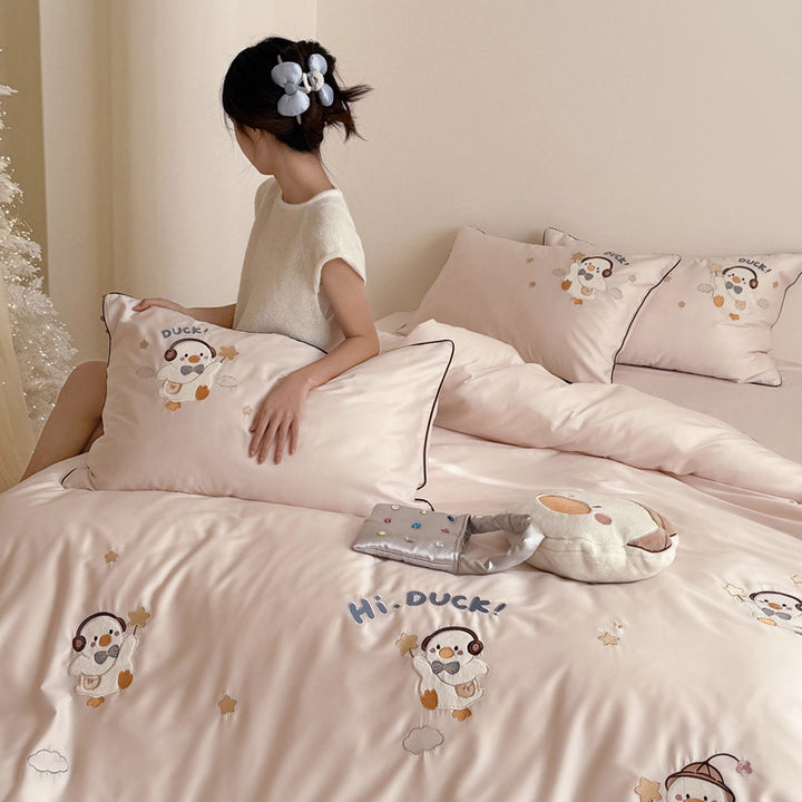 Children's bedding set made of cotton satin with stitched duck appliqués and fitted sheet