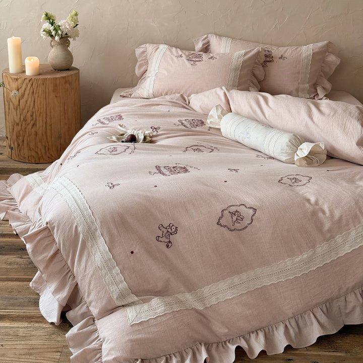 Bedding set with delicate embroidery and ruffled hem