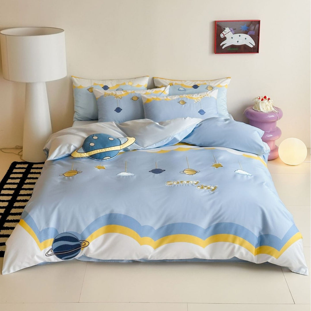Children's bedding set with planet motif and soft microfiber finish
