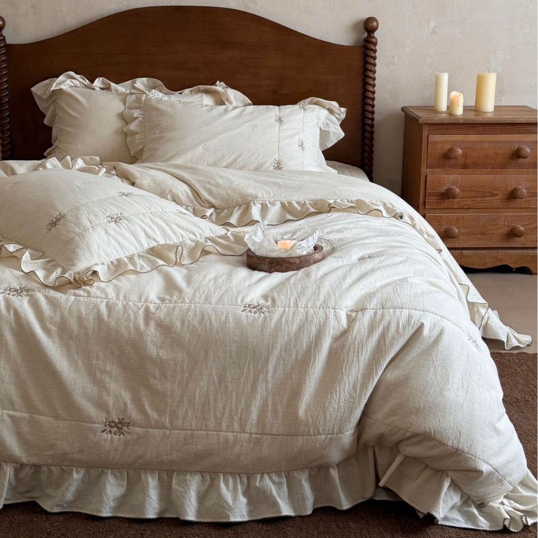 Bedding set in vintage look with ruffle, fine floral embroidery and quilted blanket