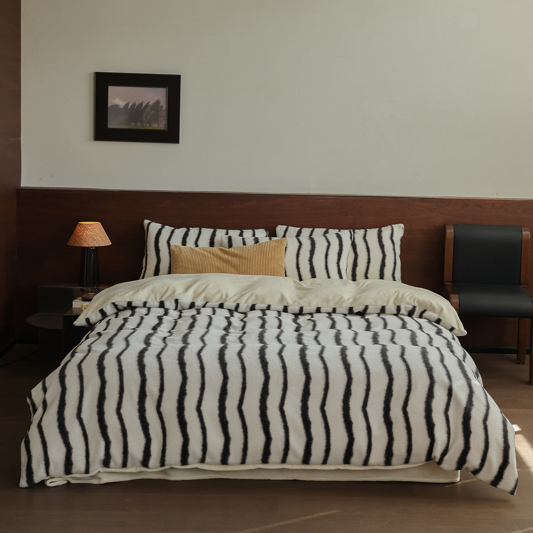 Cozy plaid-pattern bedding and throw blanket set made of microfleece with reversible function