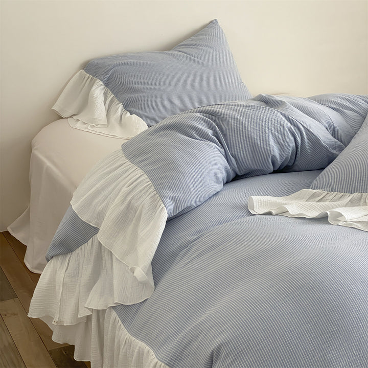 Bedding set made of cotton seersucker with fine pinstripes