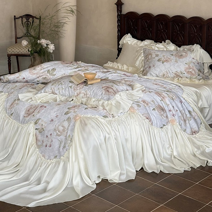 Bedding set made of cotton satin with floral rose pattern and voluminous ruffle