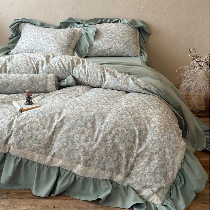 Vintage floral bedding set with ruffled bed skirt and lace trim
