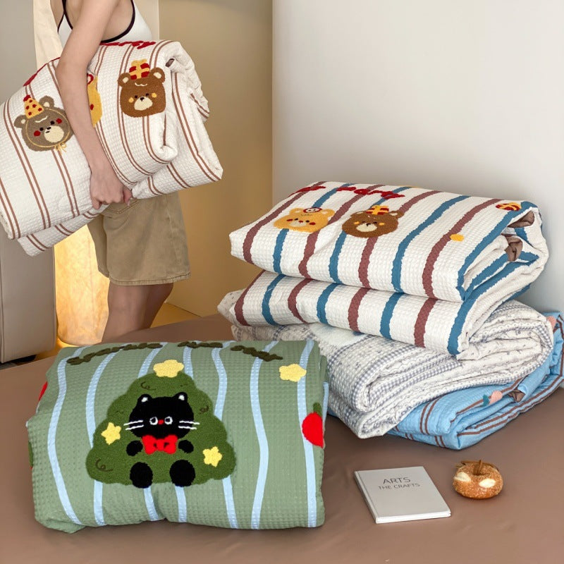 Waffle texture bedspread for children with embroidered animal and apple appliques
