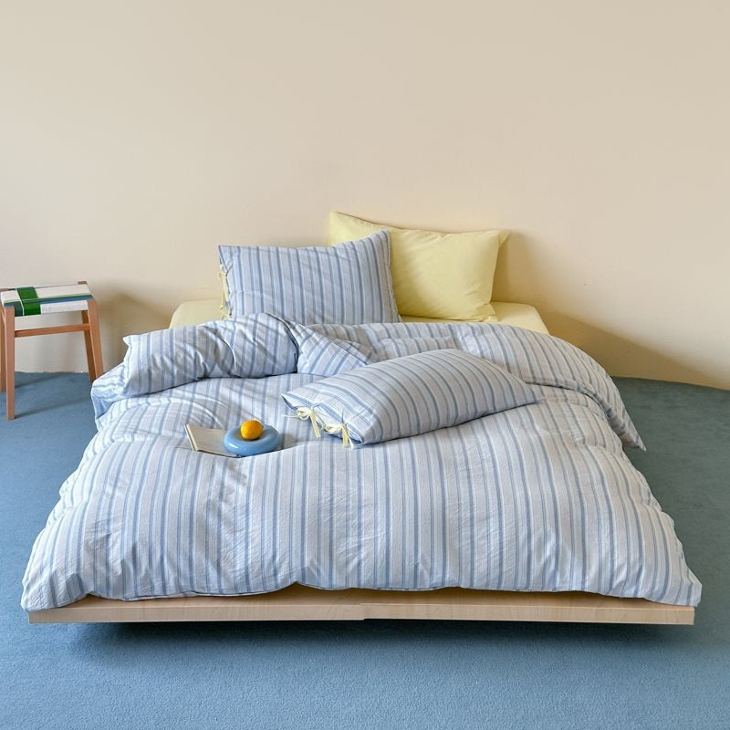 Bedding set made of breathable cotton with a fine stripe pattern and zipper cover