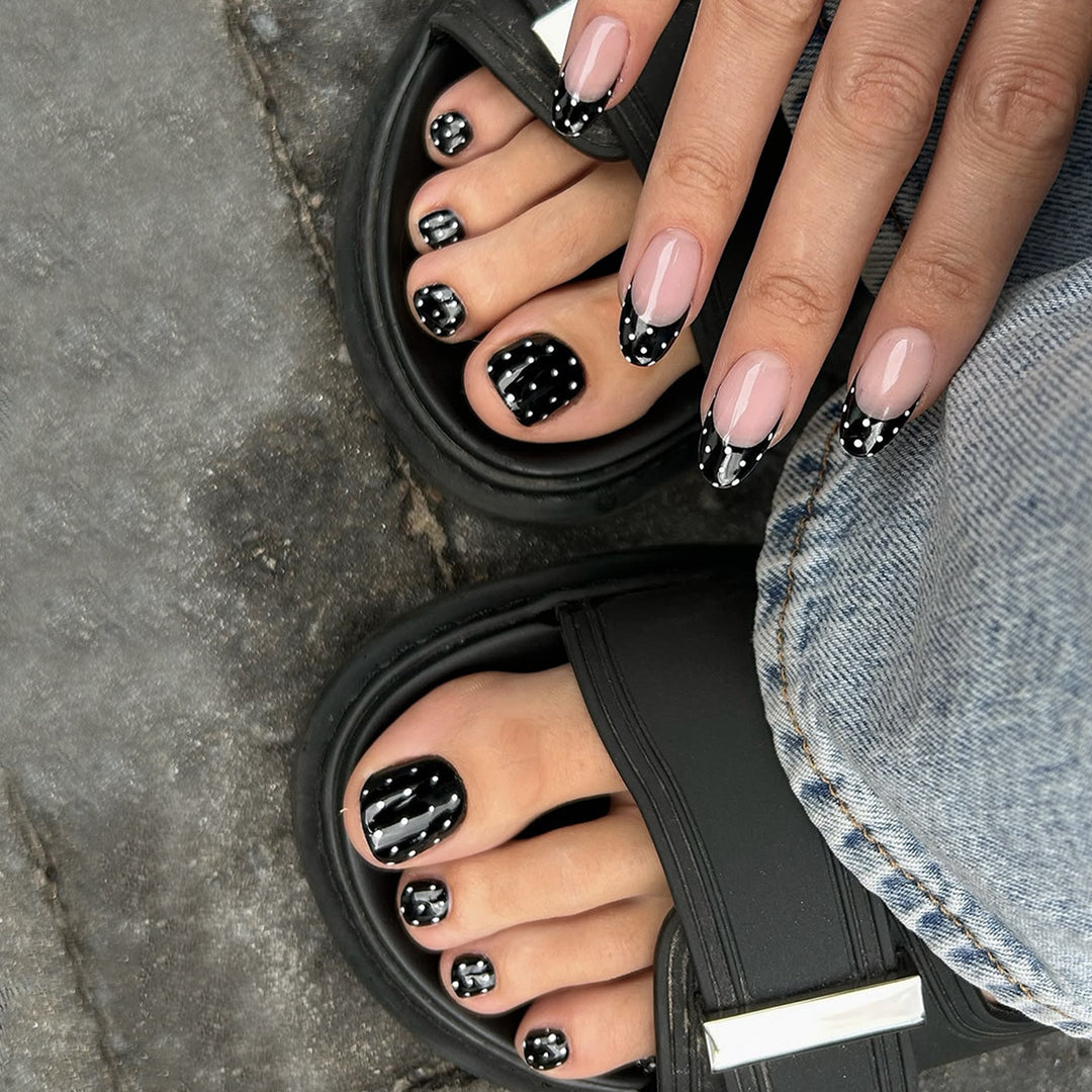 Acrylic nail set with modern black-and-white design Stornfield