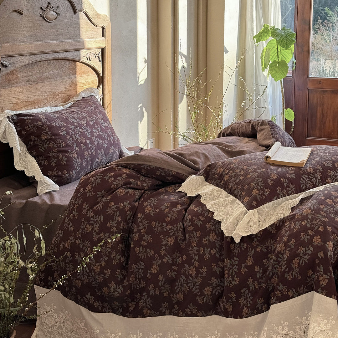 Romantic bedding set made of cotton satin with floral pattern and wide lace trim