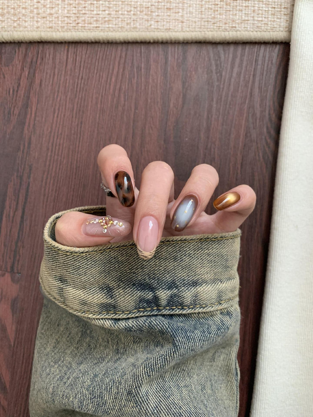 Artificial nail set with elegant patterns and glitter accents Stornfield