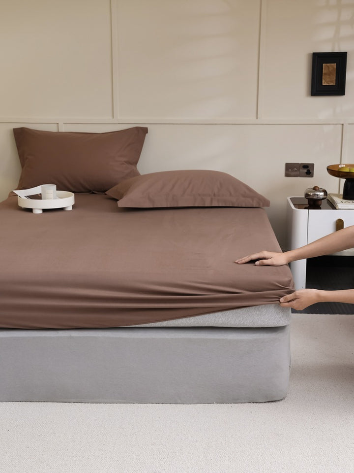 Fitted sheet made of cotton jersey with extra deep hem and elastic all-around rubber