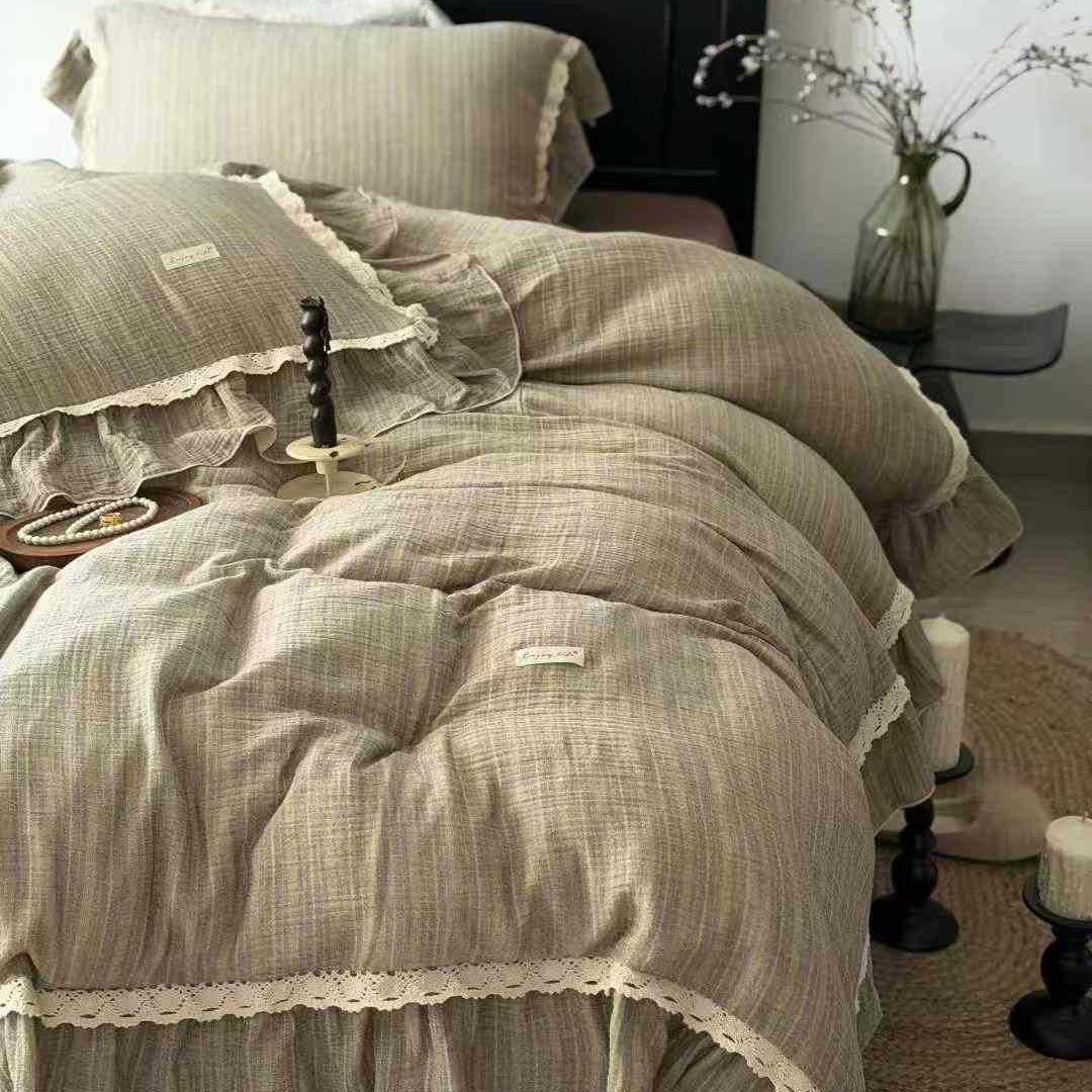 Romantic linen look bedding set with ruffle and lace trim