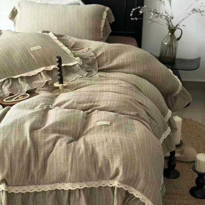 Romantic linen look bedding set with ruffle and lace trim