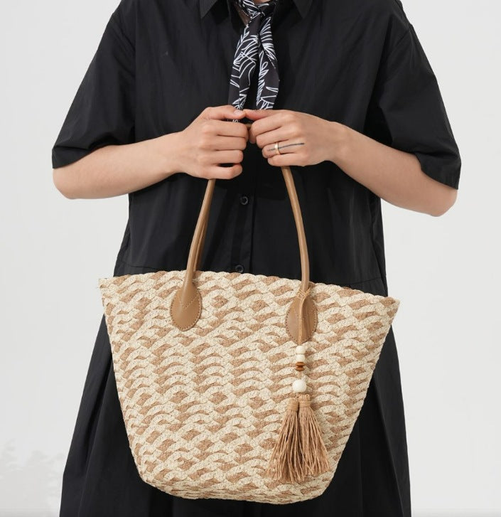 Handcrafted beach bag with elegant woven pattern Stornfield