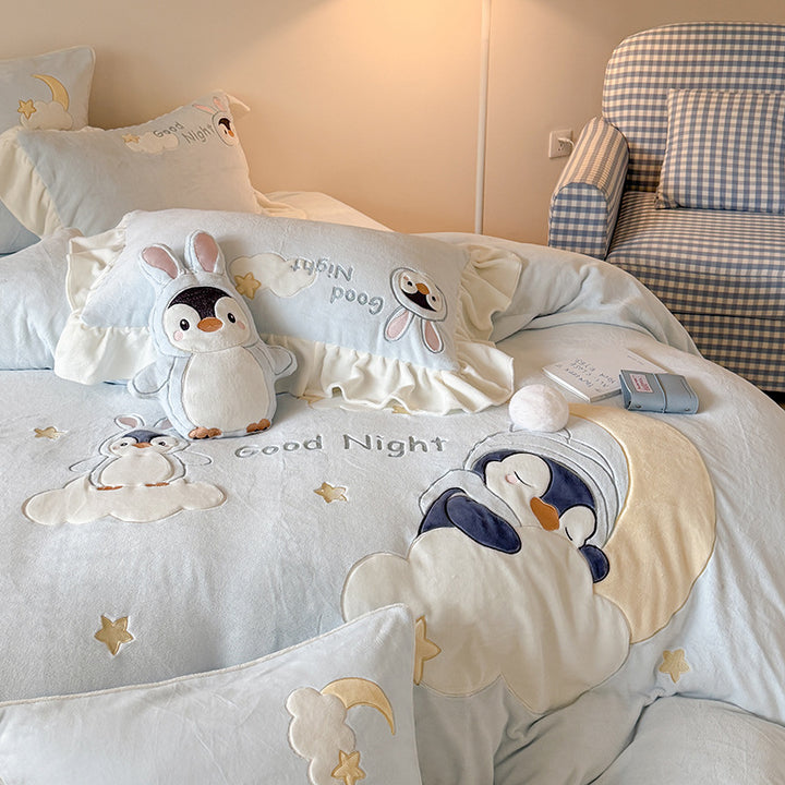 Children's bedding set with quilted plush blanket, 3D animal appliqués and ruffle