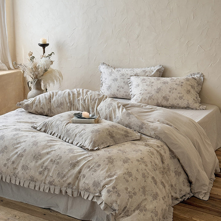 Bedding set in vintage look made of linen-cotton blend with fine floral print, ruffled border and reversible function