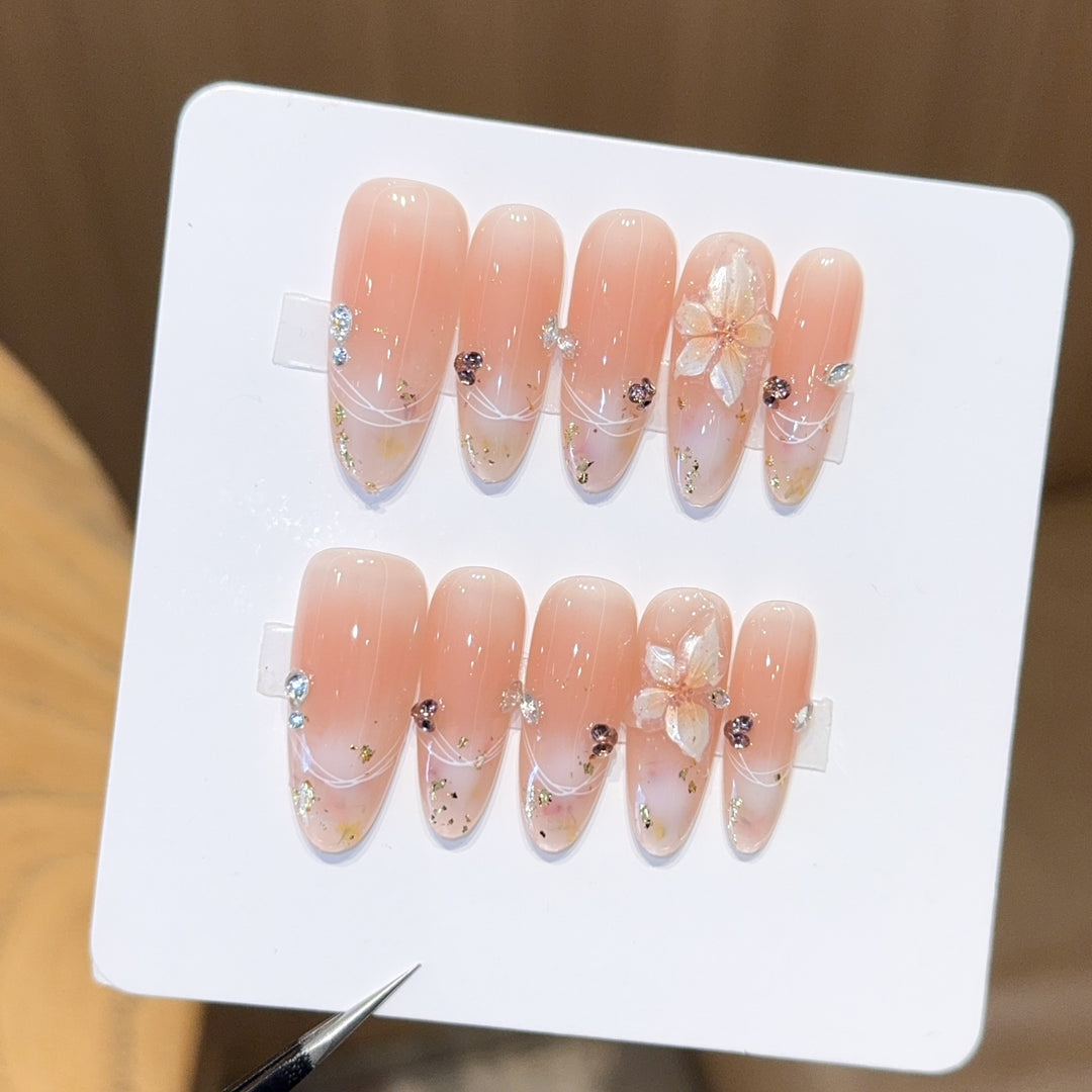 Artificial nails with delicate flower and glitter detail Stornfield