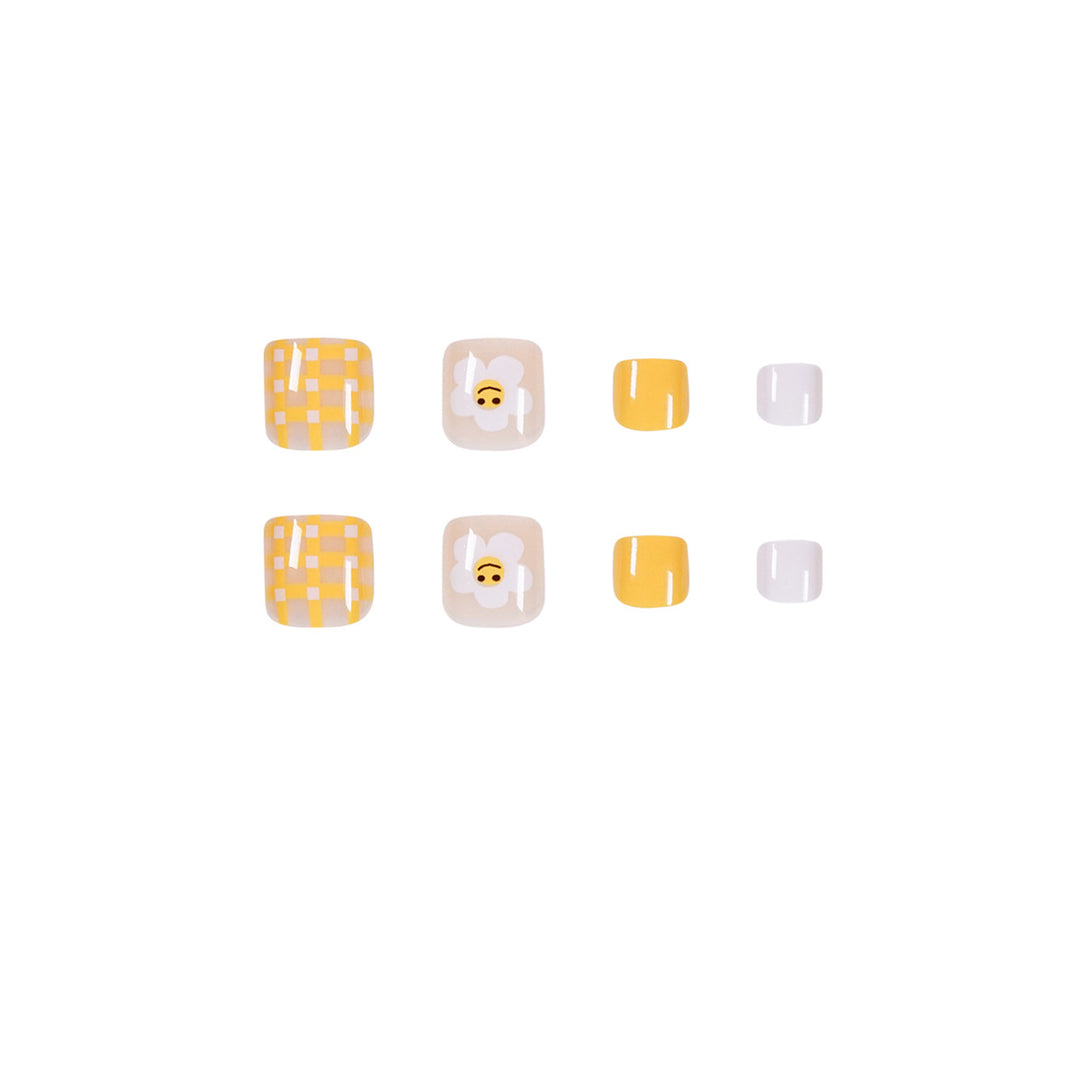 Artful toenail design with cheerful flower motifs Stornfield