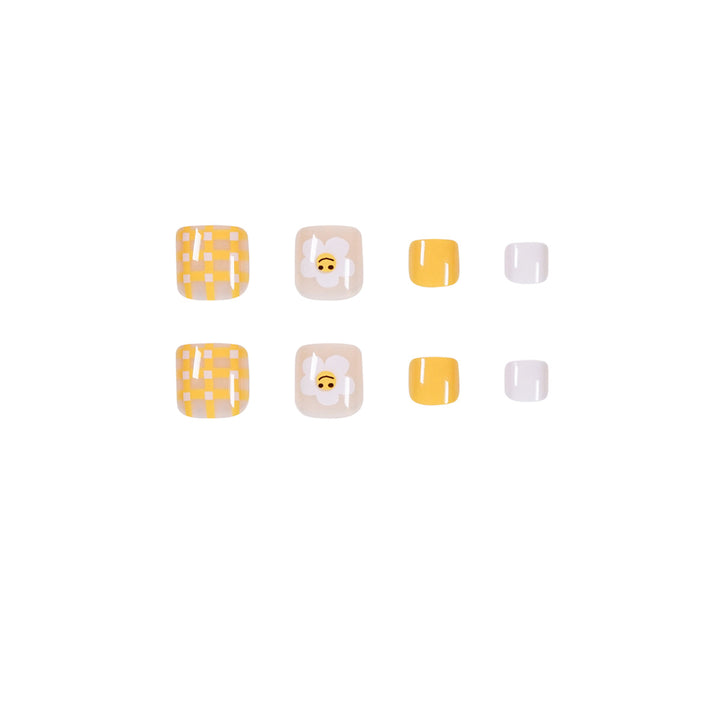 Artful toenail design with cheerful flower motifs Stornfield