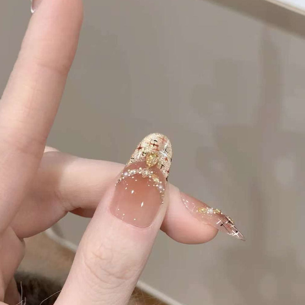 Artificial nails with glamorous gold accents Stornfield