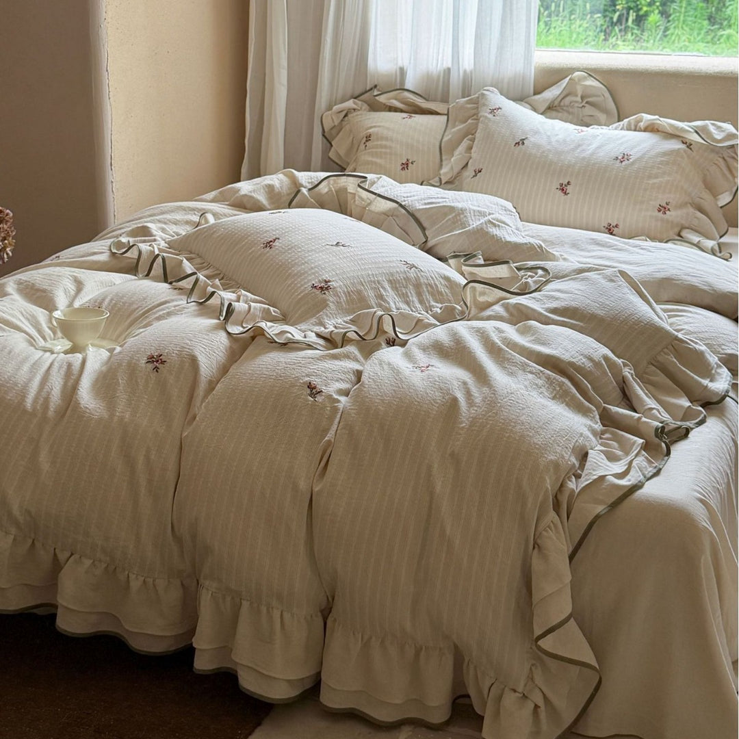Bedding set with ruffles and embroidered flowers